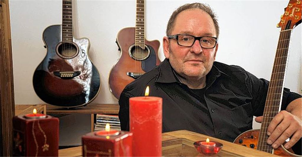 Nachdenklich, aber auch voller Vorfreunde auf den X-Mas-Rock: Musiker Harry Klenk hat ein bewegtes Jahr hinter sich – und an den Festtagen wird ihm das noch einmal richtig bewusst.