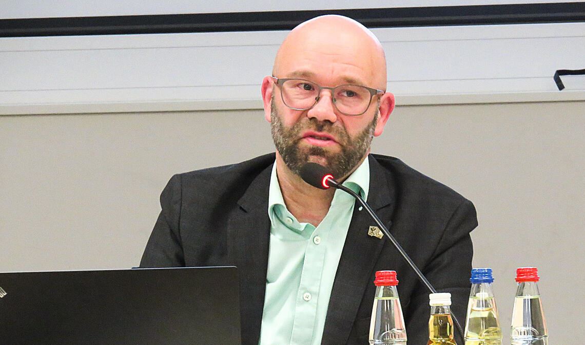 Nachdenkliche Miene: Im Knittlinger Gemeinderat wurde zuletzt schon hart um die Finanzen der Stadt und um mögliche Einsparungen gerungen – und Bürgermeister Alexander Kozel sieht sich mit seiner Stadtverwaltung vor einem schwierigen Spagat. Foto: Becker