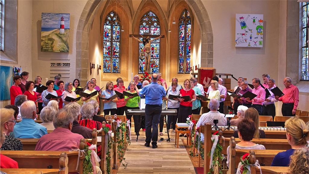 Nachgeholt: die Eintracht-Chöre beim Serenadenkonzert in der Cyriakuskirche. Foto: privat