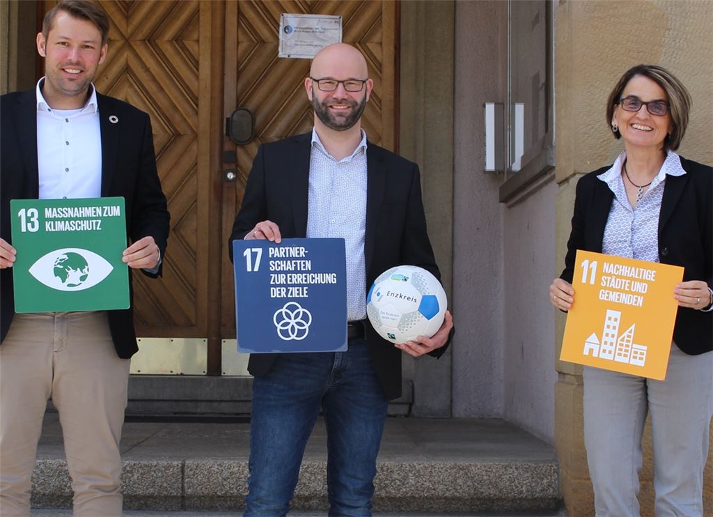 Nachhaltige Entscheidungen sollen in Knittlingen Alltag werden: Agenda 2030-Koordinator, Dr. Jannis Hoek, Bürgermeister Alexander Kozel und die Leiterin der Stabsstelle Klimaschutz und Kreisentwicklung im Enzkreis, Edith Marqués Berger, vor dem Knittlinger Rathaus. Foto: Stadt Knittlingen/ Pietz