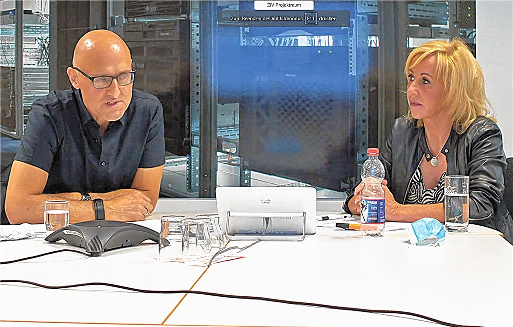 Nachhaltigkeit sei den RKH-Kliniken ein wichtiges Anliegen, versichern Cornelia Frenz, Direktorin für operatives Management und Versorgung, und Pressesprecher Alexander Tsongas. Foto: Friedrich