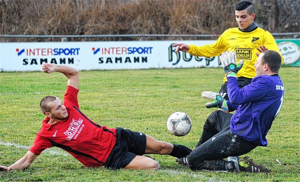 Nachholspiel in der Kreisliga B1 Pforzheim: Hart umkämpft ist die Partie des FV Lienzingen (gelbe Trikots) gegen die SK Hagenschieß. Der FVL hat große Probleme mit dem Abschluss.