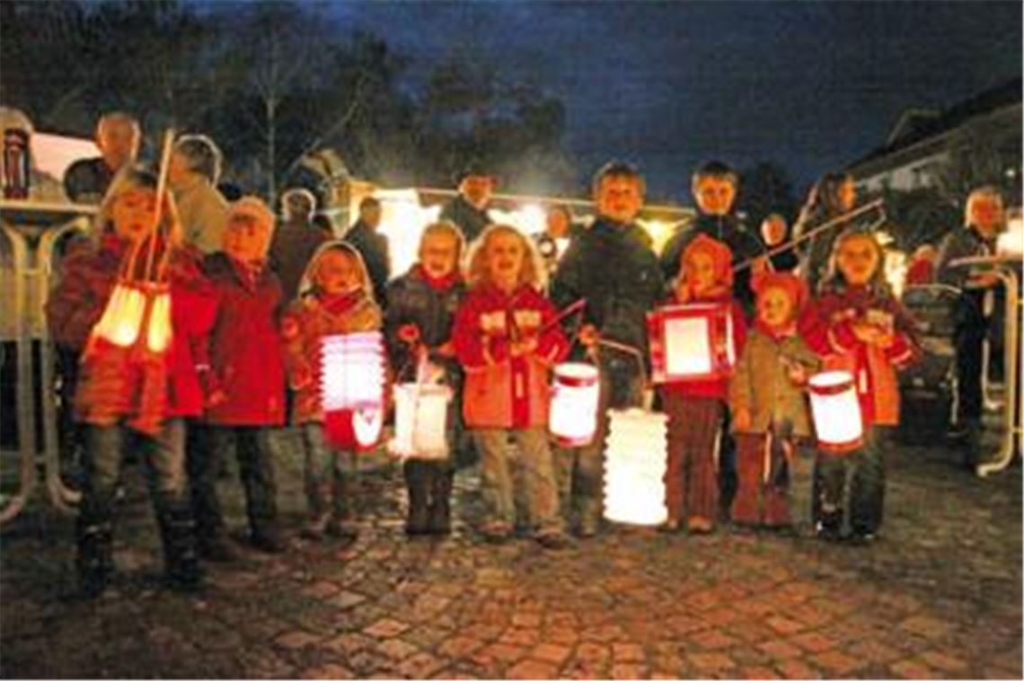 Nacht der tausend Lichter: Die Kinder sorgen auf dem Ötisheimer Marktplatz mit ihren Laternen für eine stimmungsvolle Atmosphäre. Foto: Disselhoff