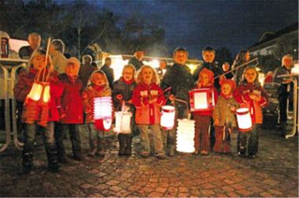 Nacht der tausend Lichter: Die Kinder sorgen auf dem Ötisheimer Marktplatz mit ihren Laternen für eine stimmungsvolle Atmosphäre. Foto: Disselhoff