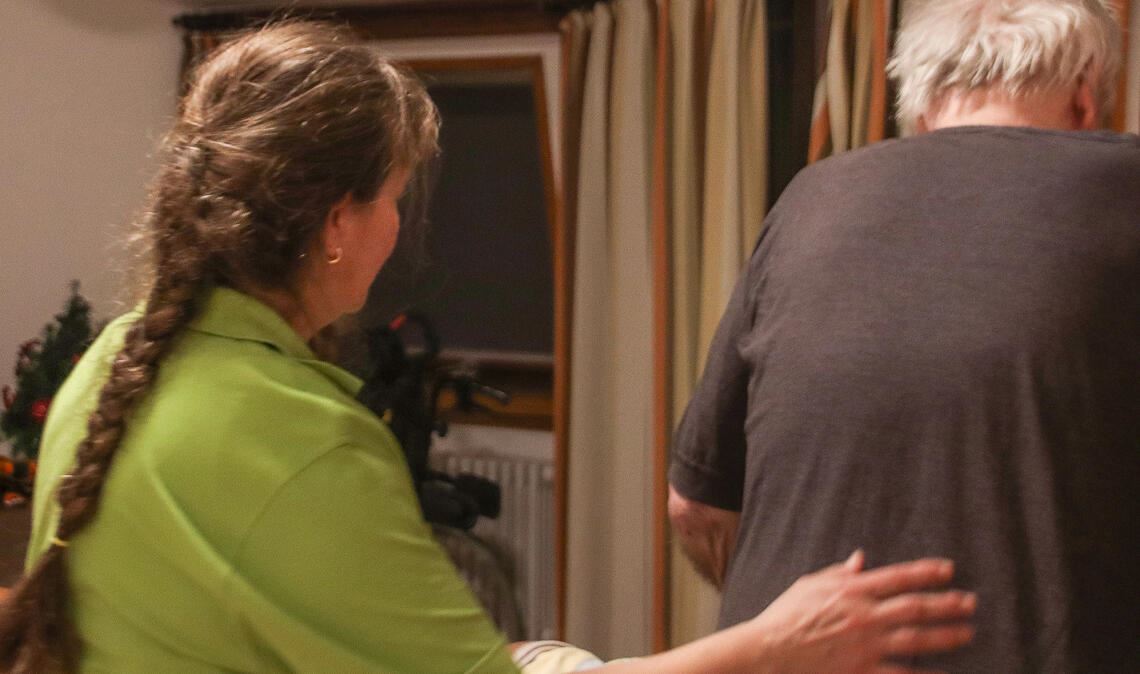 Nachts gibt es im Seniorenzentrum St. Franziskus immer viel zu tun, so werden beispielsweise Bewohner bei Bedarf beim Aufstehen und Gehen unterstützt. Fotos: von Wagner