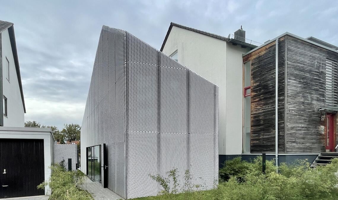 Nachverdichtung in der Stadt: Ein Wohnhaus in Stuttgart, wo früher Garagen standen, von Architekt Thomas Sixt Finck.
