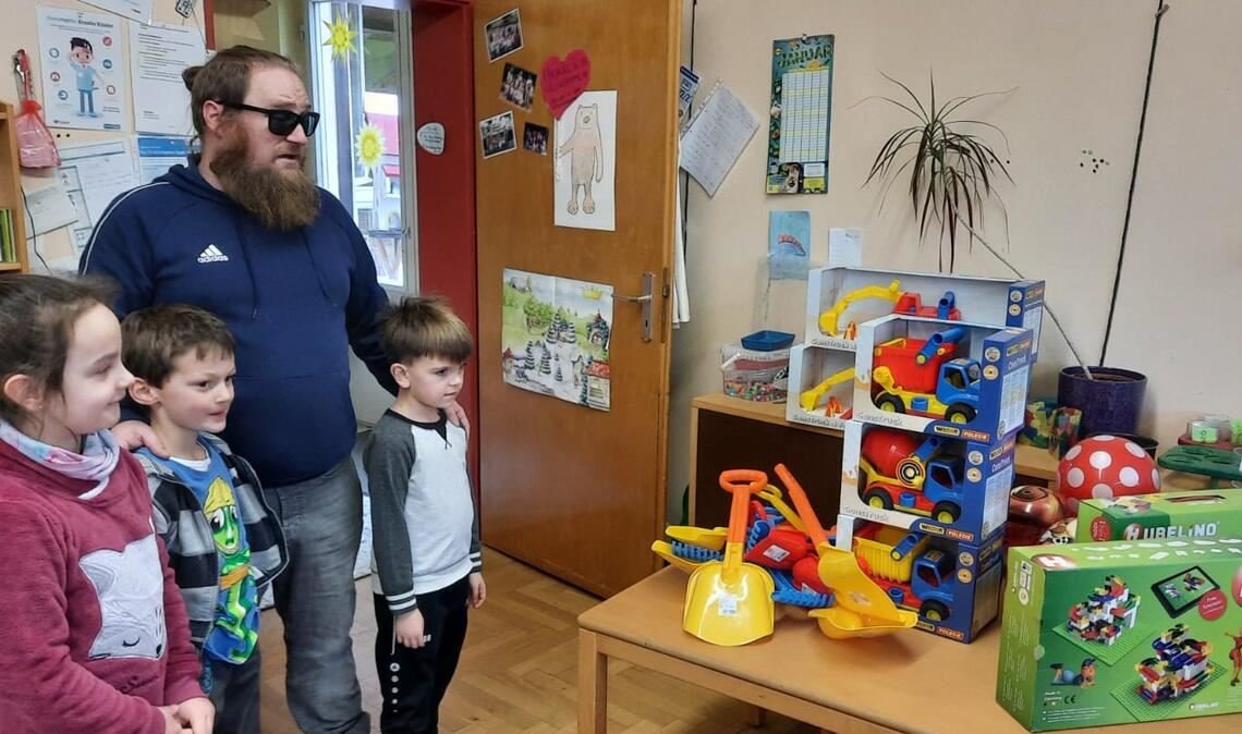 Kaffeehausverein erfreut Lienzinger Kinder Nachweihnachtliche Bescherung. Foto: privat