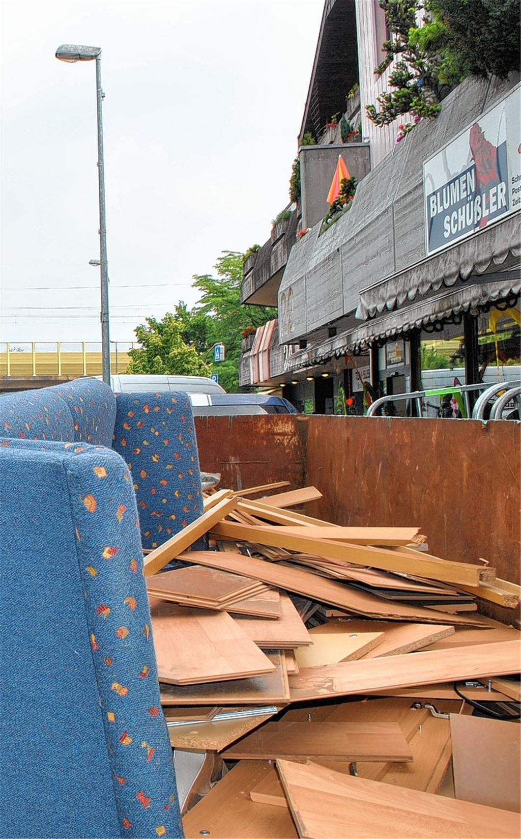 Nachwirkungen: Drei Wochen nach den Überflutungen im Illinger Ortskern sind längst nicht alle Schäden behoben. Auch das „Buntstiftle“ von Martin Röhm muss nochmals schließen.