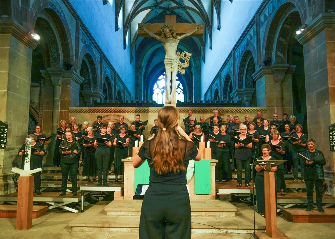 Nachwuchskantorin Julia Klöpfer und die Maulbronner Kantorei. Foto: Bastian