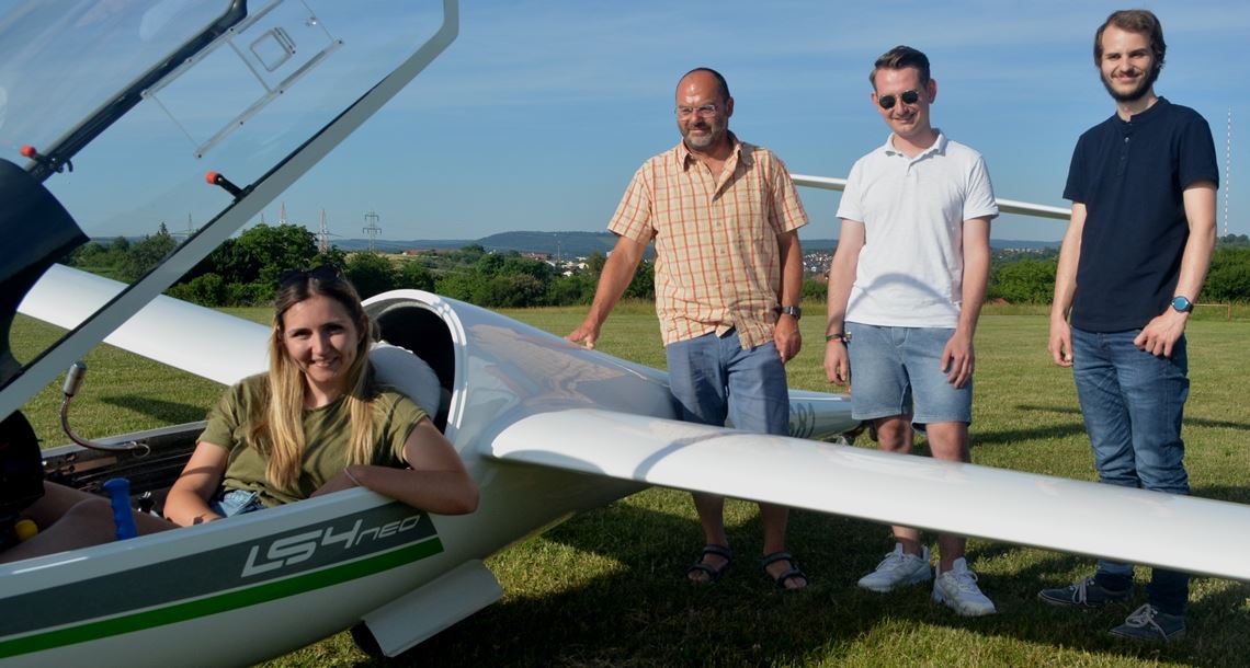 Nachwuchspilotinnen gesucht: Leonie Muthsam (v.li.), FSC-Vorsitzender Jürgen Klemm, Schriftführer John Griesbacher und Jugendleiter Marvin Räuchle laden Mädchen und Frauen zum Schnupperfliegen Mitte August ein. Foto: Stahlfeld