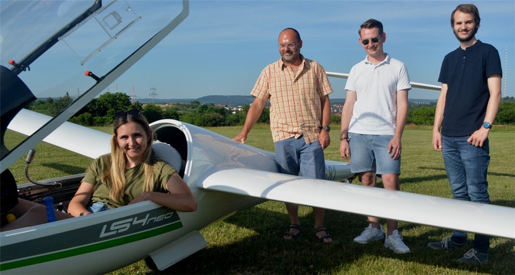 Nachwuchspilotinnen gesucht: Leonie Muthsam (v.li.), FSC-Vorsitzender Jürgen Klemm, Schriftführer John Griesbacher und Jugendleiter Marvin Räuchle laden Mädchen und Frauen zum Schnupperfliegen Mitte August ein. Foto: Stahlfeld