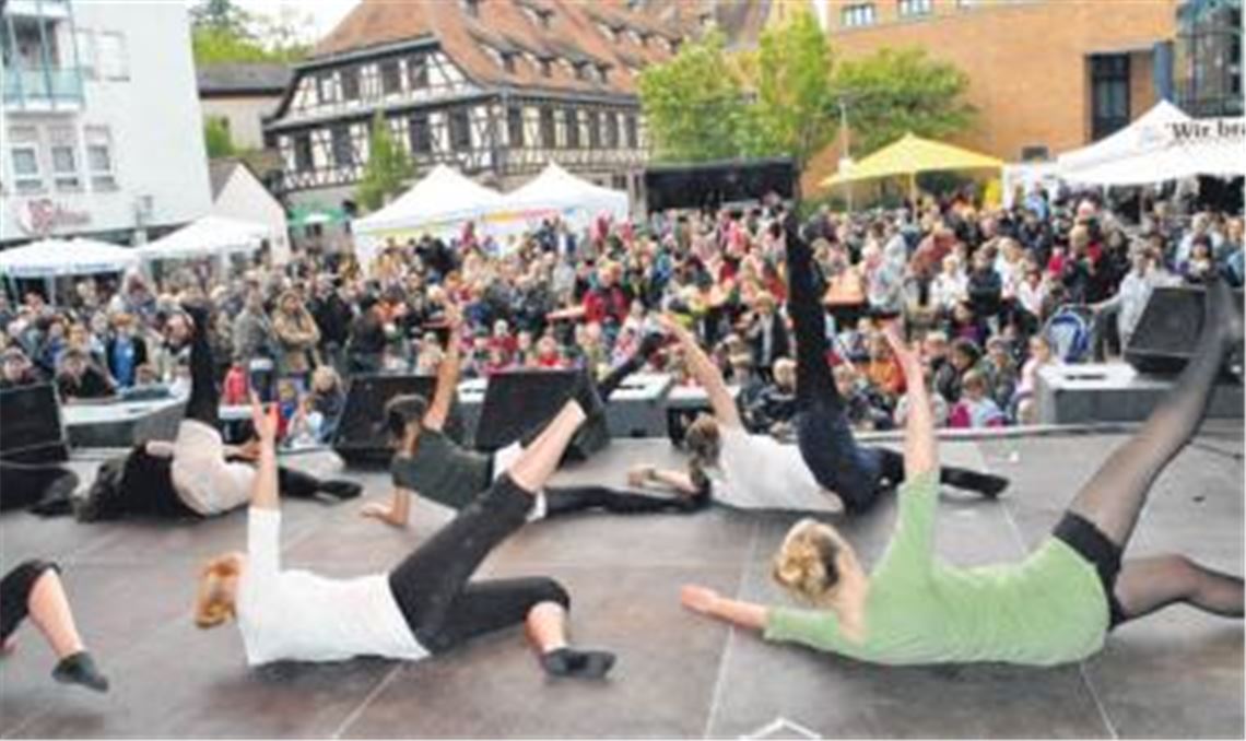 Nachwuchstänzerinnen: Gym and Dance lockert gestern Nachmittag das Unterhaltungsprogramm auf der Festbühne auf.