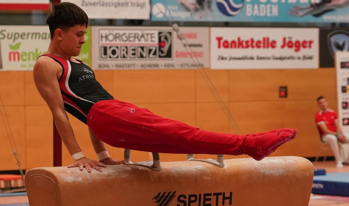 Nachwuchsturner Luc Walterspacher inAktion am Pauschenpferd. Foto: Weiss