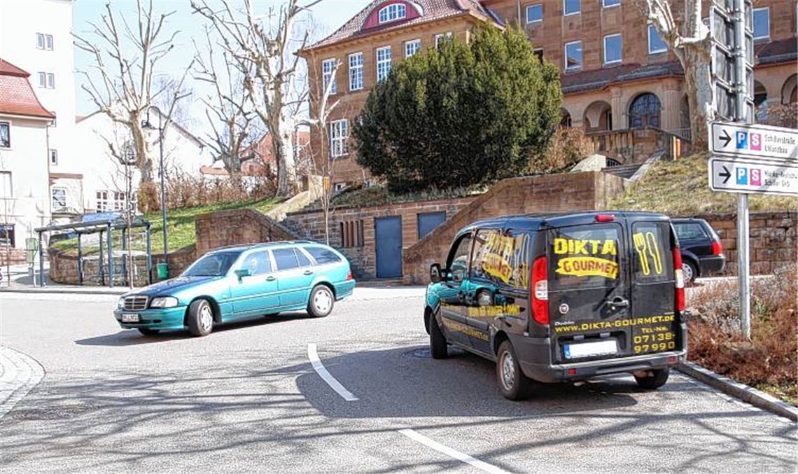 Nadelöhr: An der Einmündung Hindenburg-/Uhlandstraße geht es eng und unübersichtlichh zu. Hier gilt rechts vor links. 