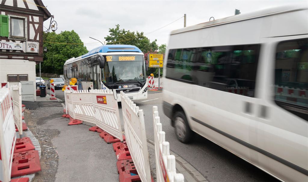 Nadelöhr: Die Auf- und Abfahrt von beziehungsweise zur Straße „Unterm Berg“ in Richtung Lomersheim gleicht momentan einer Berg- und Talbahn. Mit der Freigabe der neuen Herrenwagbrücke, die am Freitagabend erfolgen soll, wird die Verbindung aus und in den Stadtteil gesperrt – und zwar, nach aktuellem Stand, für volle fünf Monate. Foto: Fotomoment