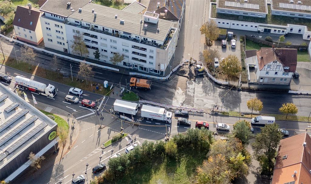 Nadelöhr auf der B10 in Mühlacker: Blick aus der Vogel- beziehungsweise Drohnen-Perspektive auf den Baustellenbereich an der Einmündung „Im Käppele“. Foto: Fotomoment