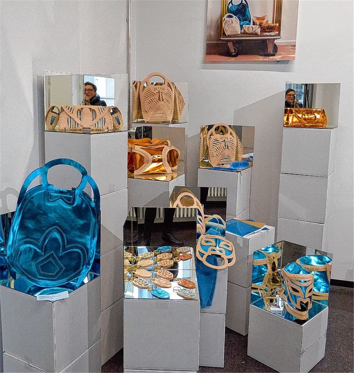Nadine Eismann hat sich bei ihren Entwürfen maskenartiger Ledertaschen von einer mexikanischen Wrestler-Tradition inspirieren lassen. Foto: Roth