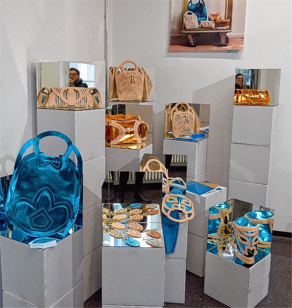 Nadine Eismann hat sich bei ihren Entwürfen maskenartiger Ledertaschen von einer mexikanischen Wrestler-Tradition inspirieren lassen. Foto: Roth