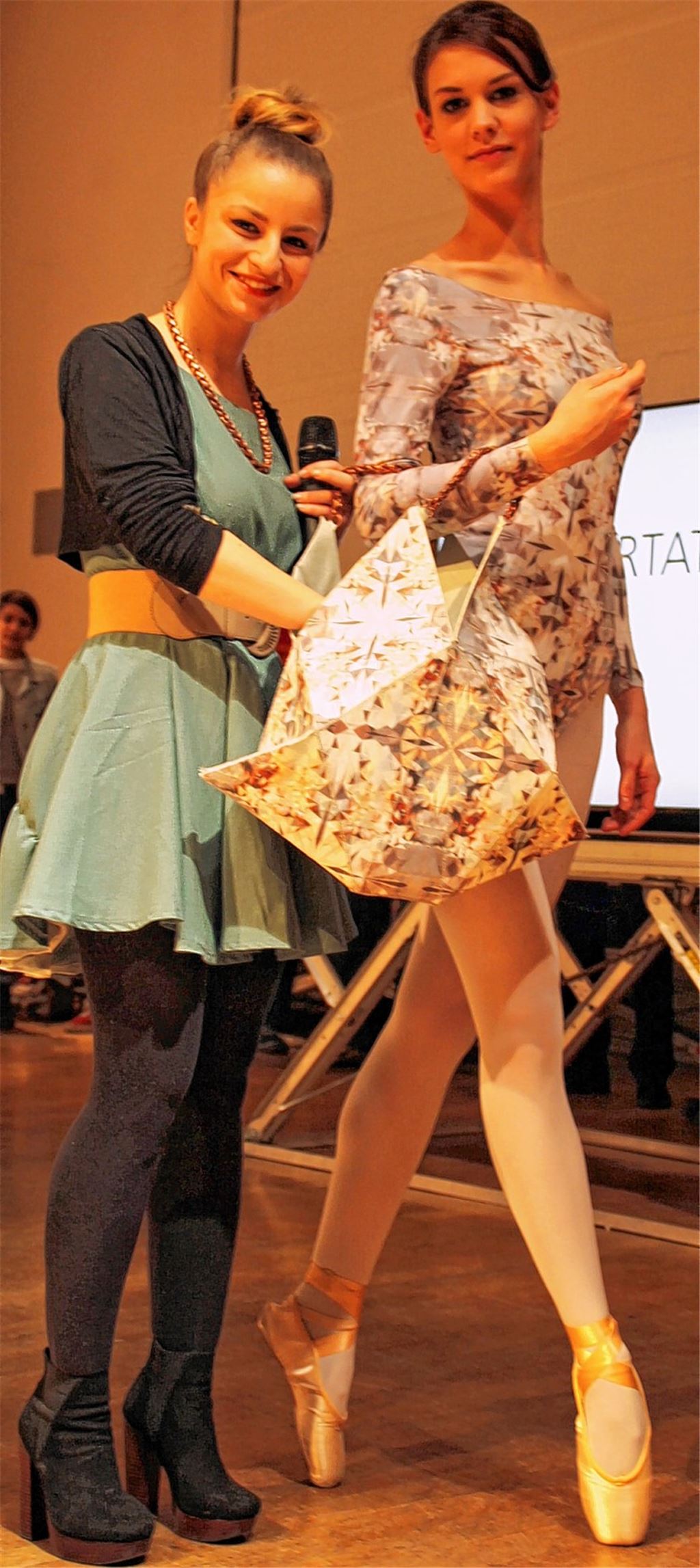 Nadine Eismann (li.) lässt von Ballerina Beatrice Schneider ihre wandelbare Einkaufstasche vorführen. Mittleres Bild: Transportation Design: Das erste und zweite Semester des Transportation Design hat mit der filmerischen Arbeit „Screen AUDItion“ ein Fahrzeug für einen futuristischen Film kreiert. Eine riesiges Lego aus Schaumstoff hat sich Daniel Daum, Industrial Design Student, einfallen lassen.Fotos: Roth