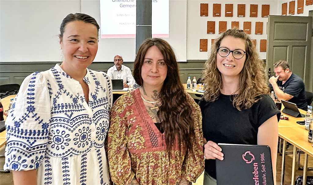 Nadine Kraijo, Natalie Kusterer-Götz und Patricia Roller vom Verein „Miteinanderleben“ (v.li.) berichteten im Gemeinderat über die Schulsozialarbeit. Foto: Helbig