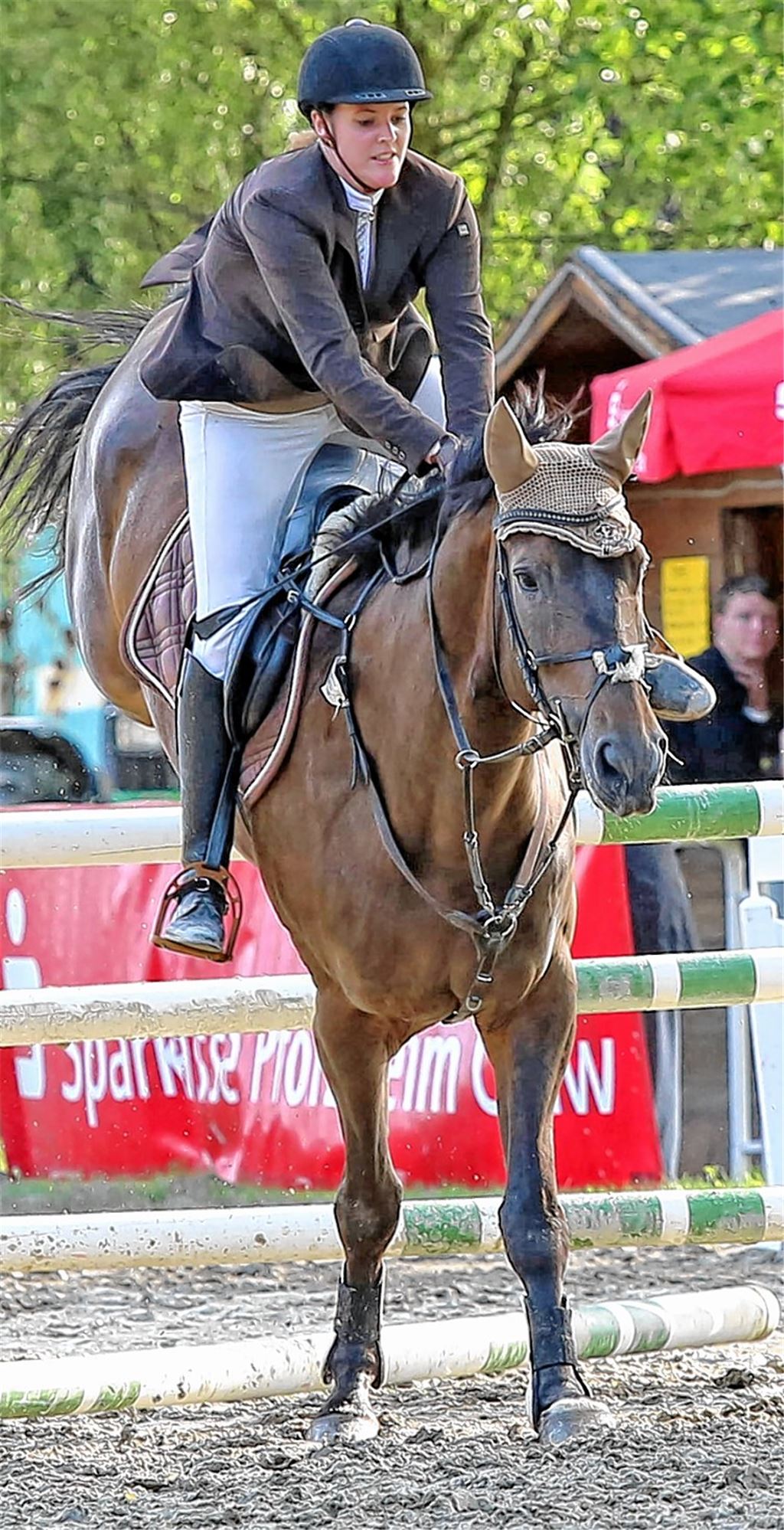 Nadine Lasslob beim Springwettbewerb auf dem Gelände des RFV Königsbach. 