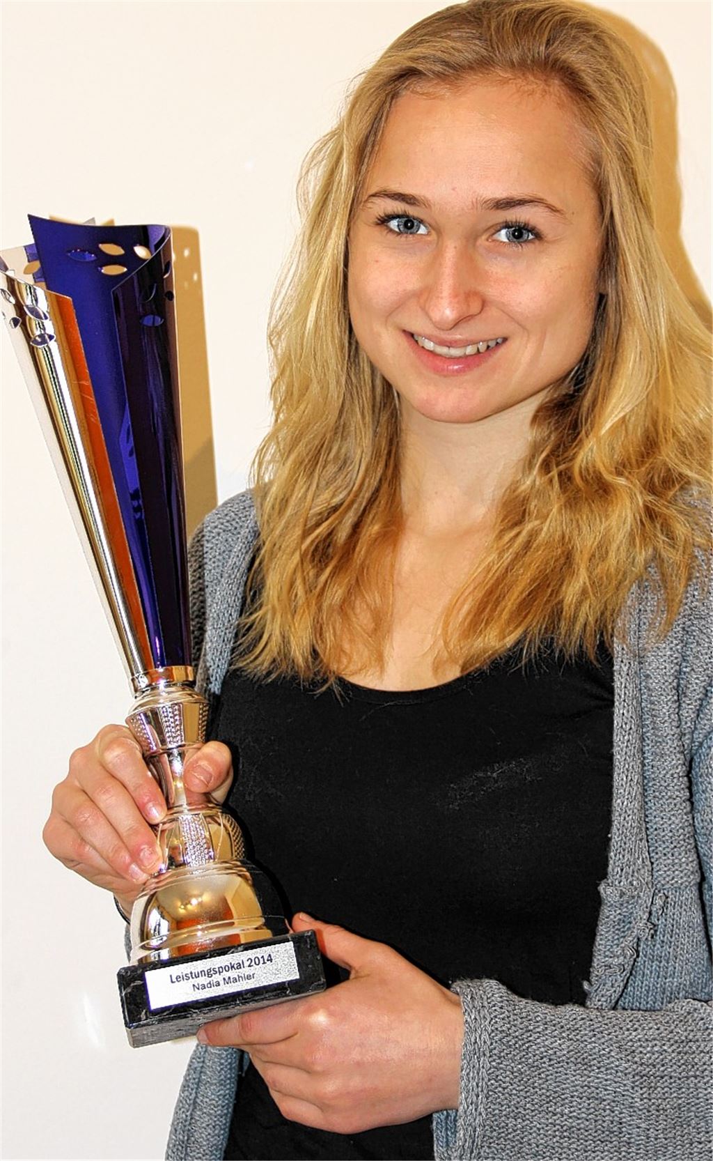 Nadja Mahler mit dem Leistungspokal.