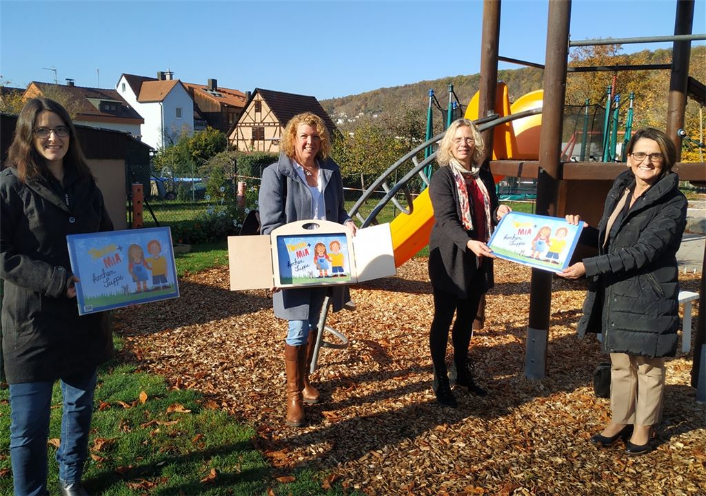 Nadja Rübel (li.) und Edith Marqués Berger (re.) von der Stabsstelle Klimaschutz und Kreisentwicklung übergeben an Bürgermeisterin Birgit Förster (2. v. li.) und die neue Kindergartenleiterin Ute Kraus das Kamishibai zur nachhaltigen Ernährung. privat