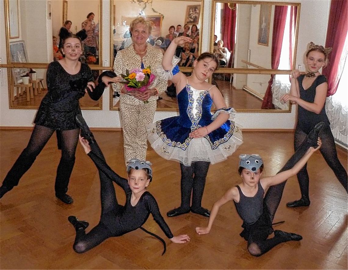 Nadja Stössinger (mit Blumen) mit den jungen Tänzerinnen Panagiota Thanakow, Vera Schamber, Georgia Serassidou, Melanie Aab und Leonie Chicheki (v.li.).
