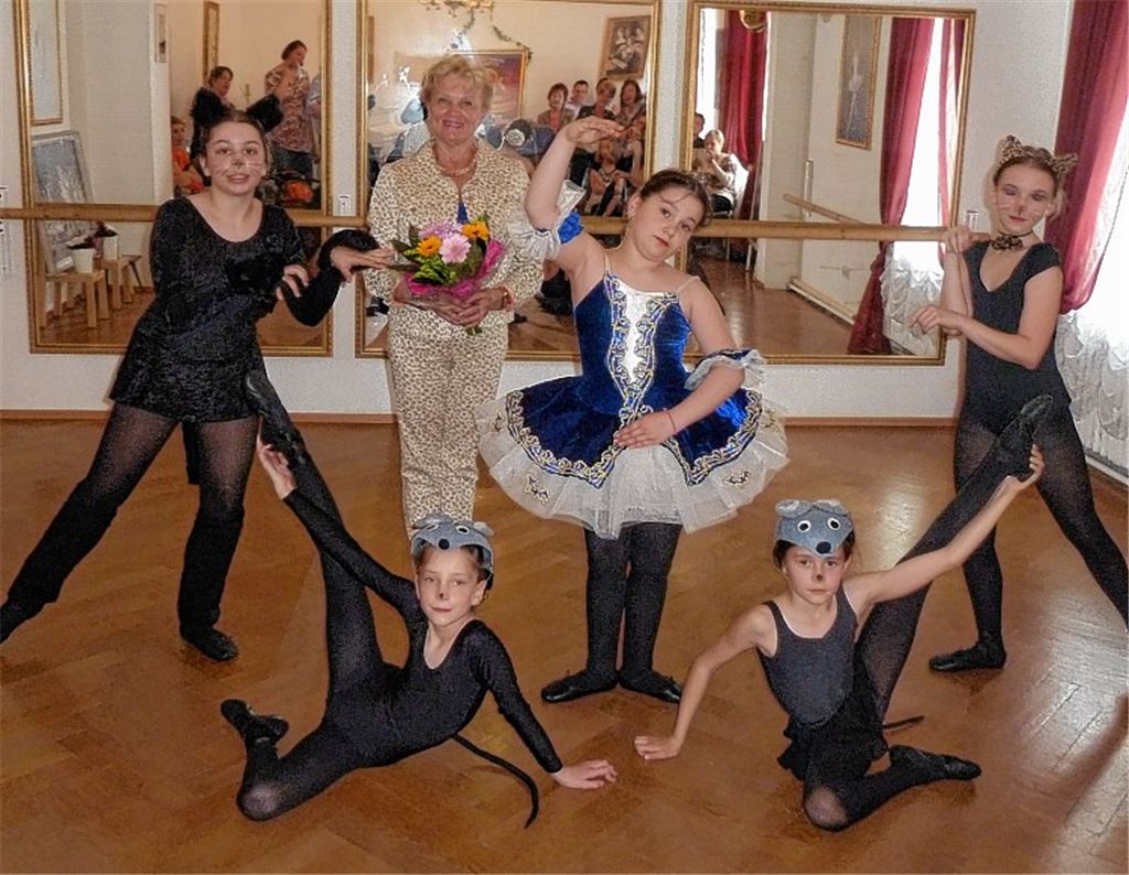 Nadja Stössinger (mit Blumen) mit den jungen Tänzerinnen Panagiota Thanakow, Vera Schamber, Georgia Serassidou, Melanie Aab und Leonie Chicheki (v.li.).