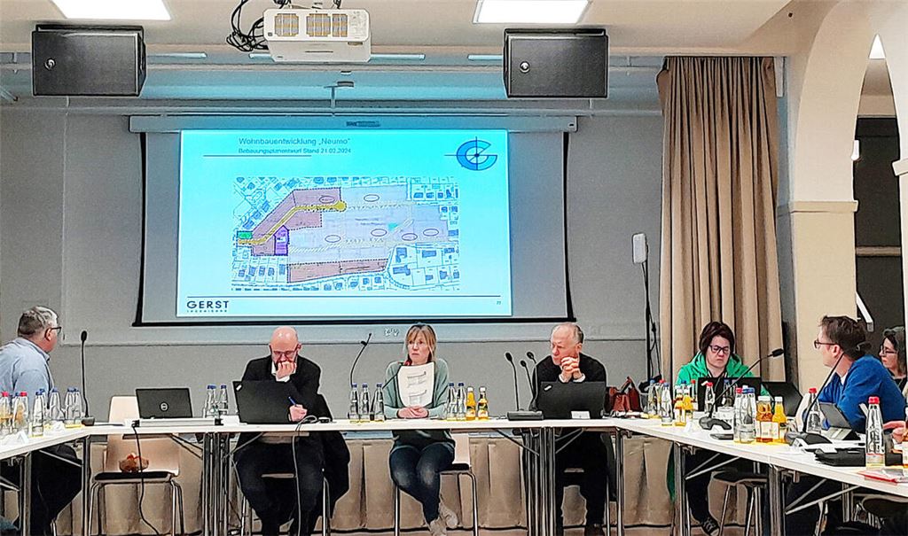 Nächste Runde: Im Knittlinger Gemeinderat stellt Planerin Leonie Gerst den neuen Entwurf für das Gebiet „Neumo-West“ vor. Foto: Filitz
