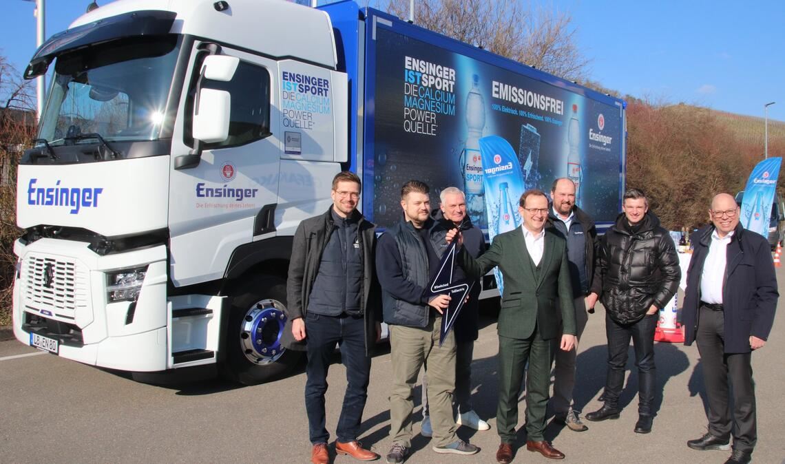 Nächster Schritt auf dem Weg zur Nachhaltigkeit: Der erste E-Truck im Fuhrpark der Ensinger Mineral-Heilquellen GmbH wird offiziell vorgestellt. In der Bildmitte Geschäftsführer Frank Lehmann, rechts Geschäftsführer Thomas Fritz. Foto: Arning