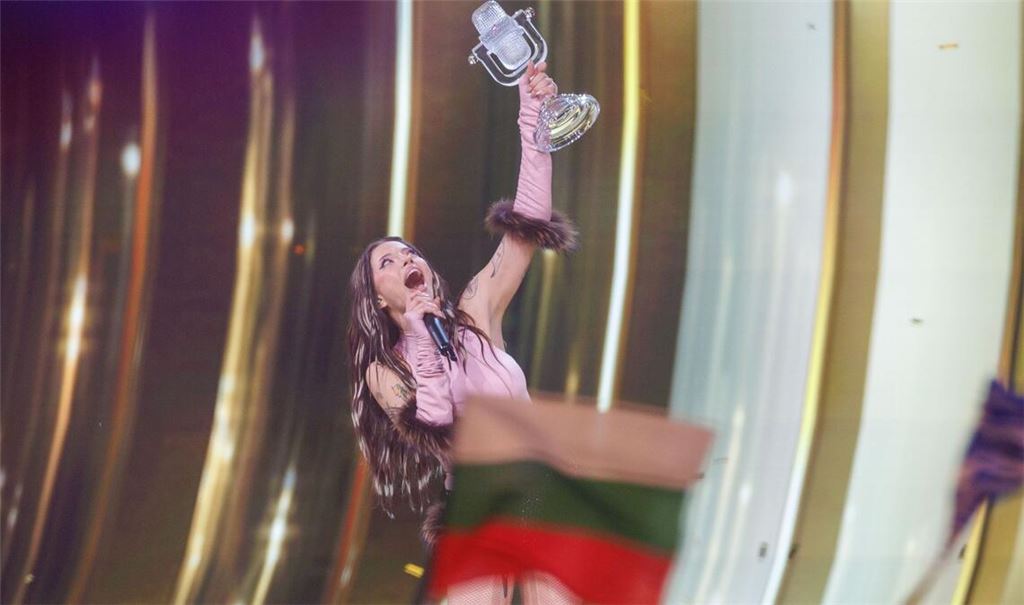 Nächstes Jahr "Bangaranga" in Sofia? Siegerin Dara aus Bulgarien freut sich mit der Trophäe über ihren ESC-Sieg. (Archivbild)