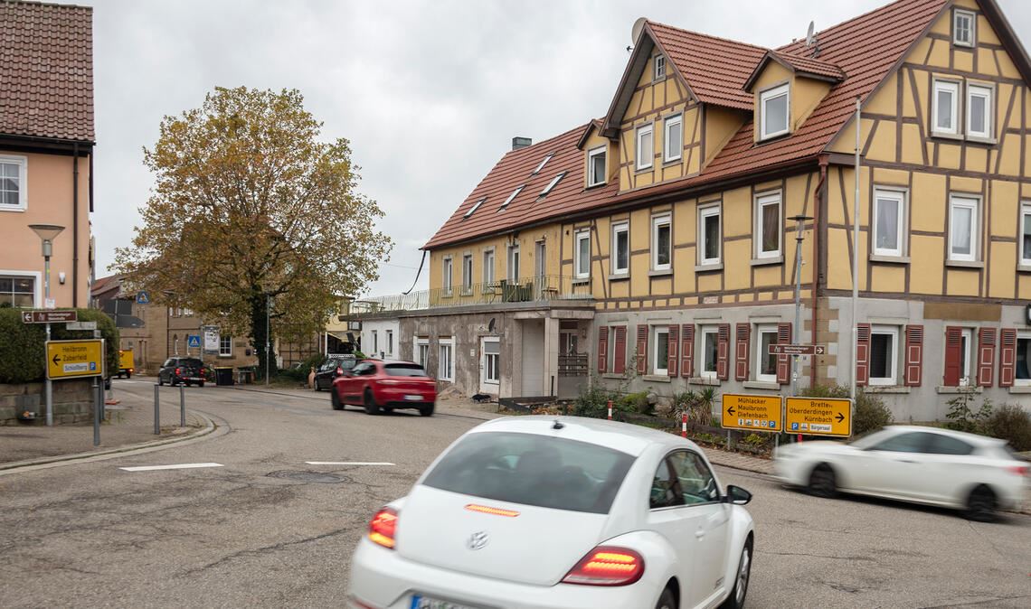 Nächstes Jahr beginnt die Sanierung der Ortsdurchfahrt in Sternenfels mit Kürnbacher Straße (li.), Brettener Straße (re.) und Maulbronner Straße (Mitte). Foto: Fotomoment