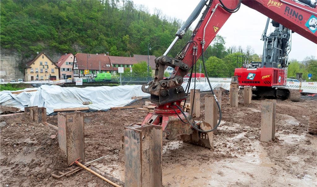 Nächstes Problem: die Baustelle für eine neue Enzbrücke in Dürrmenz.Fotomoment