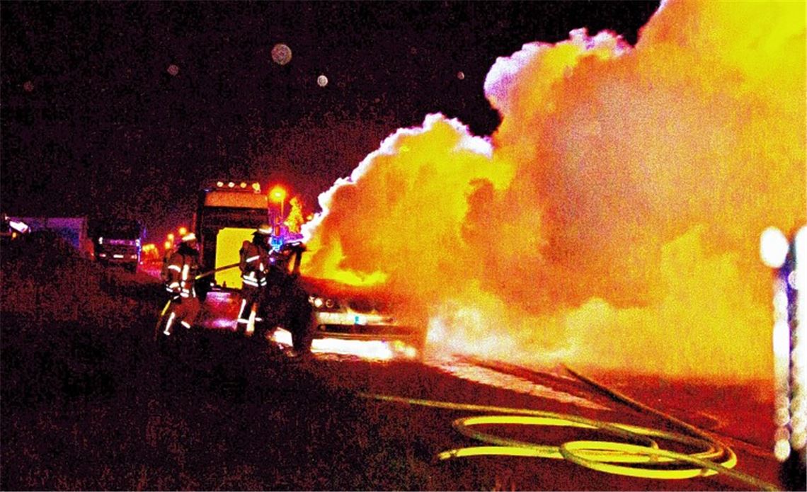 Nächtlicher Einsatz: 20 Helfer der Feuerwehren Mühlacker und Mühlhausen rücken am späten Sonntagabend in die Waldäcker aus, doch der brennende Wagen ist nicht mehr zu retten.