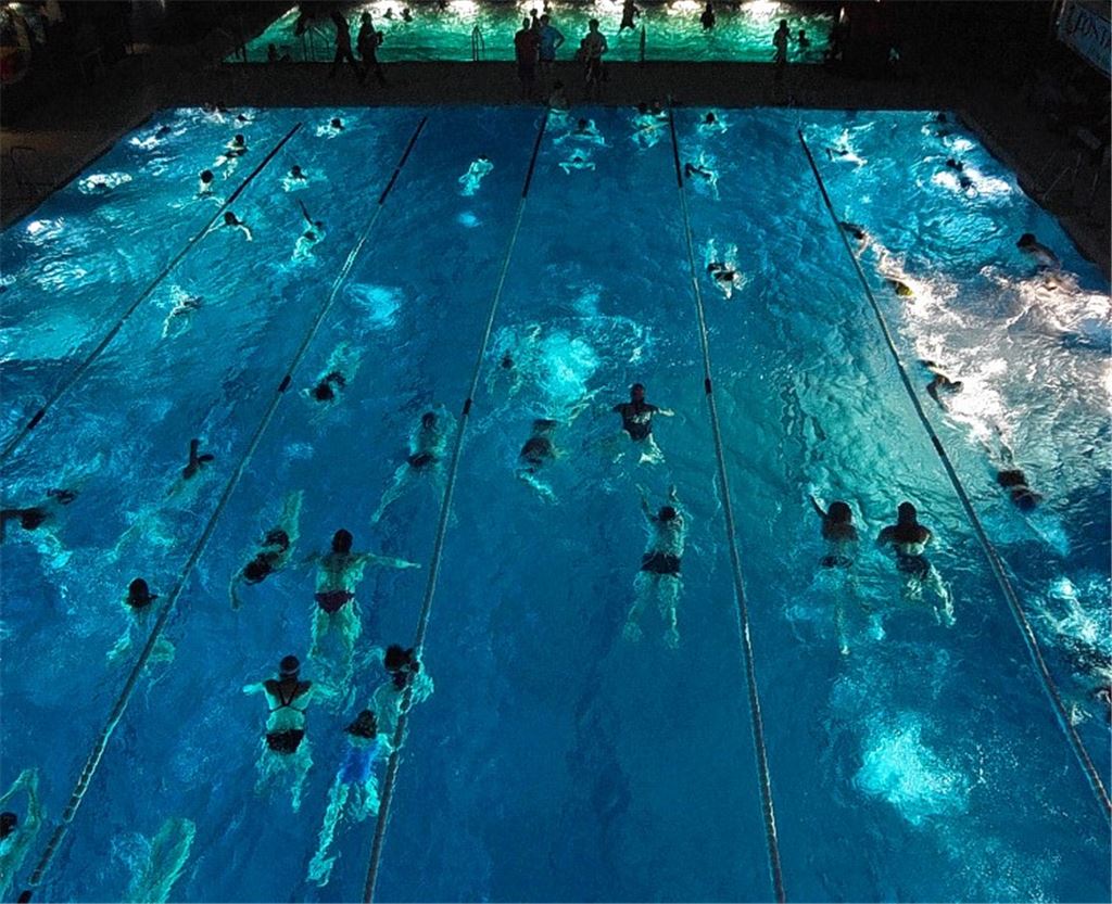 Nächtlicher Hochbetrieb im Hallenbad: Diesmal dürfen nur maximal 350 Starter am 24-Stunden-Schwimmen teilnehmen.  Archivfoto: Fotomoment