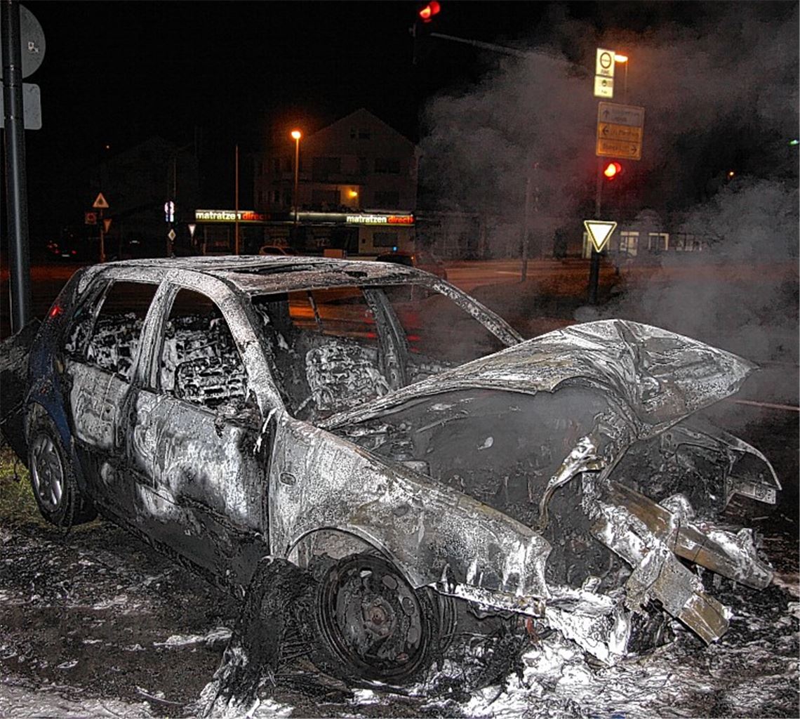Nächtlicher Unfall am Senderhang in Mühlacker: Der VW Golf brennt nach dem Aufprall auf einen Baum völlig aus, aber Fahrerin und Beifahrerin kommen mit leichten Verletzungen davon.