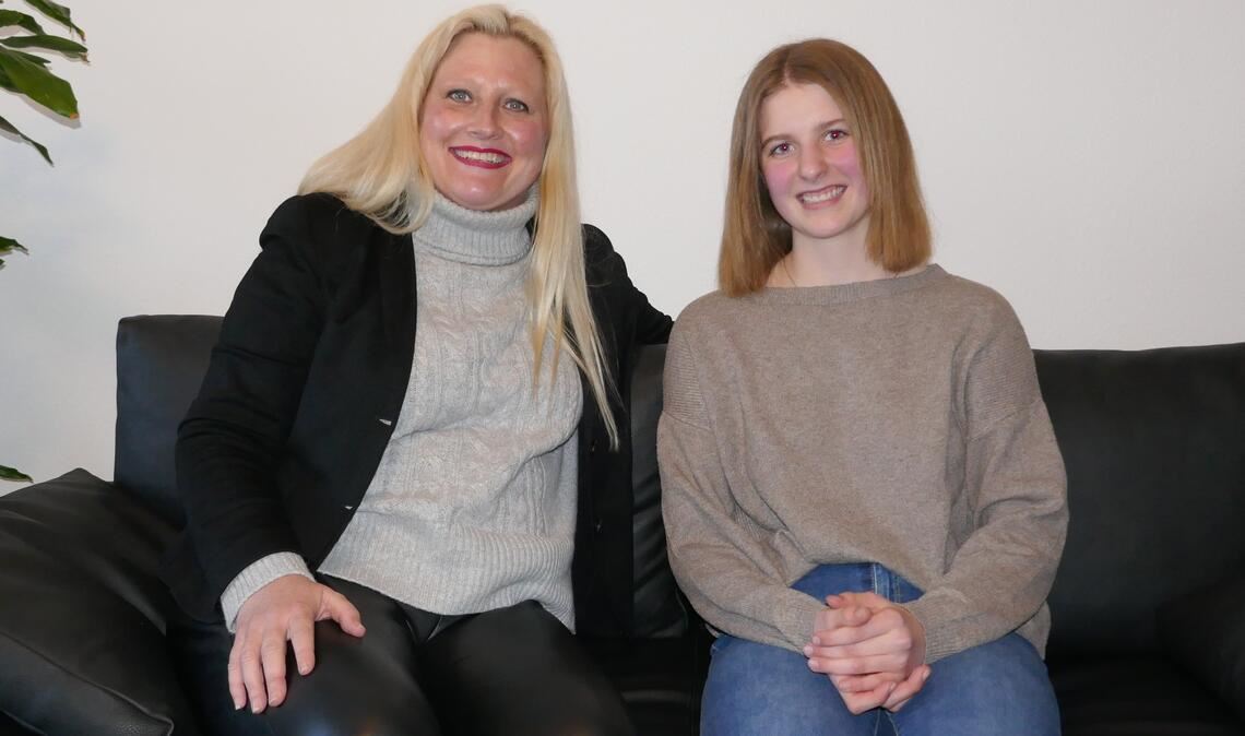 Naemi Schwing (re.) mit ihrer Patin, der Abgeordneten Stephanie Aeffner. Foto: privat