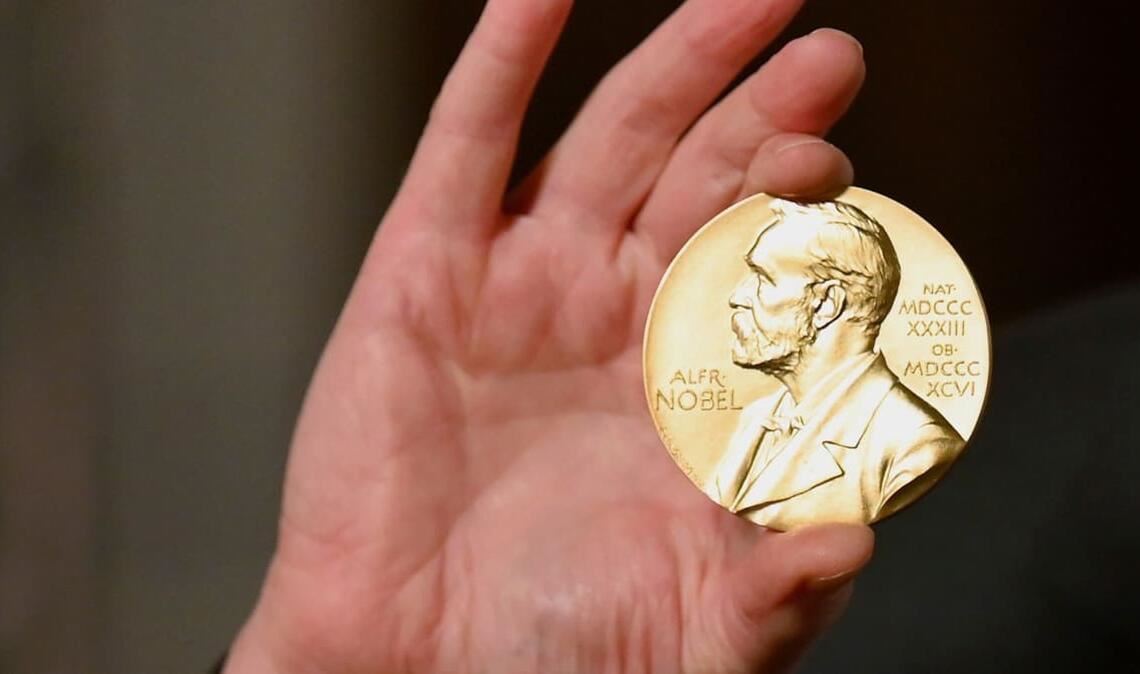 Nagel erhält für seine Forschung eine Nobelmedaille.
