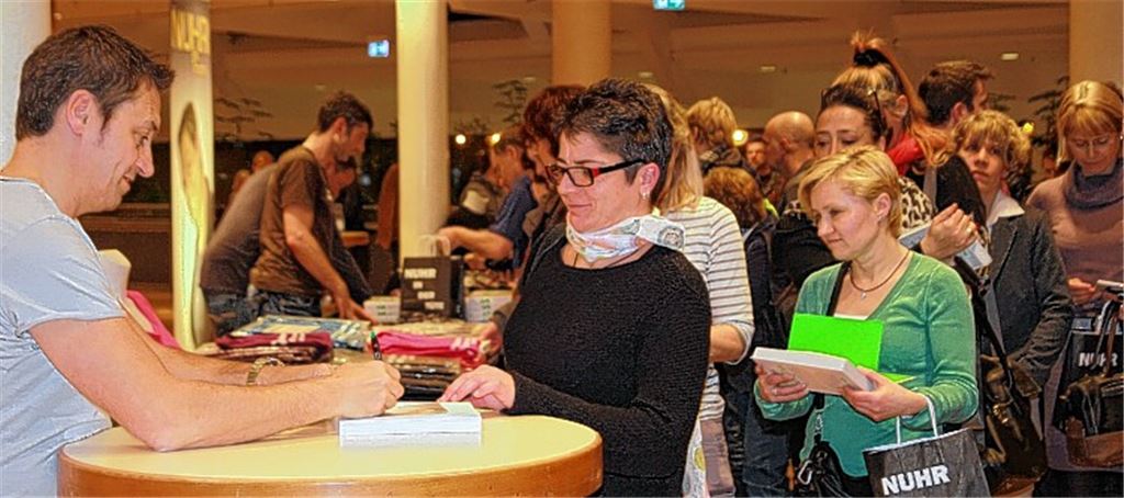 Nah dran an den Fans: Nach der Vorstellung gibt Dieter Nuhr Autogramme im Foyer des Pforzheimer Kongresszentrums.