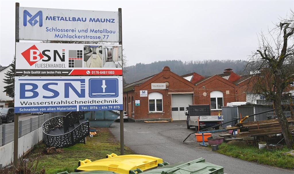 Naht der Umzug? Der vorgesehene Teilabriss des Klinkerbau-Komplexes an der Mühlackerstraße betrifft mehrere Betriebe, die sich eingemietet haben. Fotos: Schüller