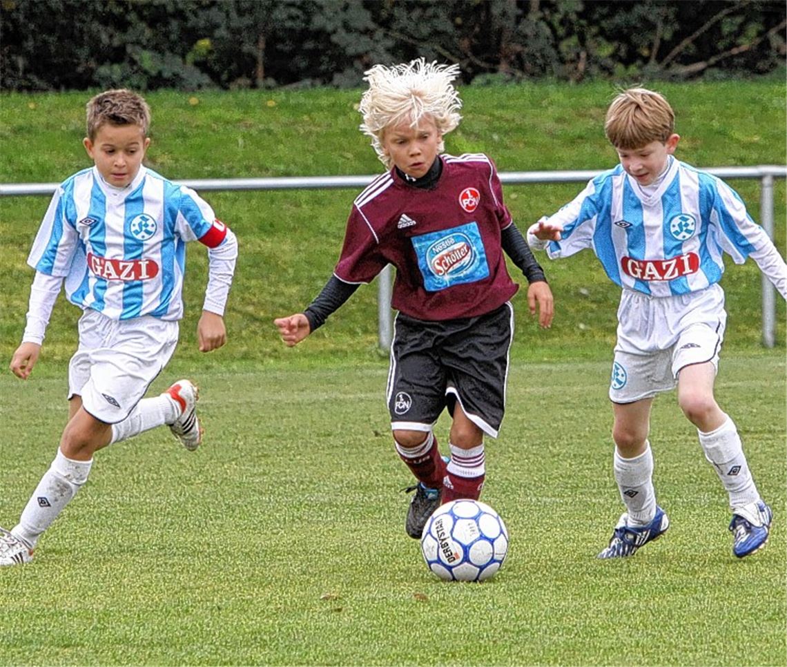 Namhafte Vereine wie der 1. FC Nürnberg (in Rot) und die Stuttgarter Kickers sind Publikumsmagneten. Foto: Eigner