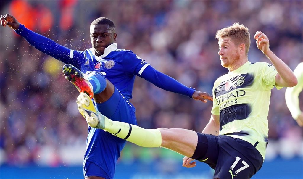 Nampalys Mendy (l) von Leicester City und Kevin De Bruyne von Manchester City im Zweikampf um den Ball.