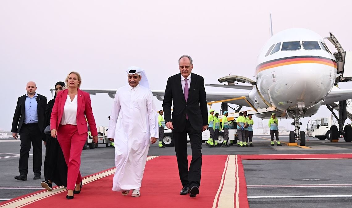 Nancy Faeser (SPD), Bundesministerin des Innern und Heimat, wird am Flughafen von Doha empfangen.