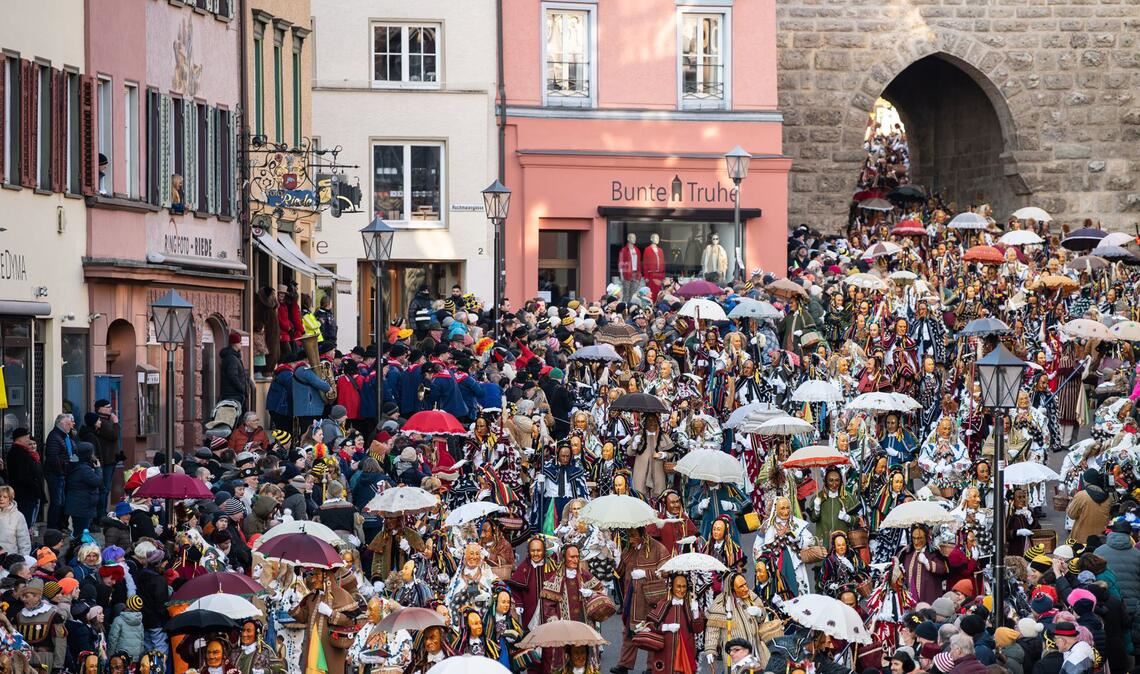 Narrensprung am Rosenmontag bei der schwäbisch-alemannischen Fasnet in Rottweil.