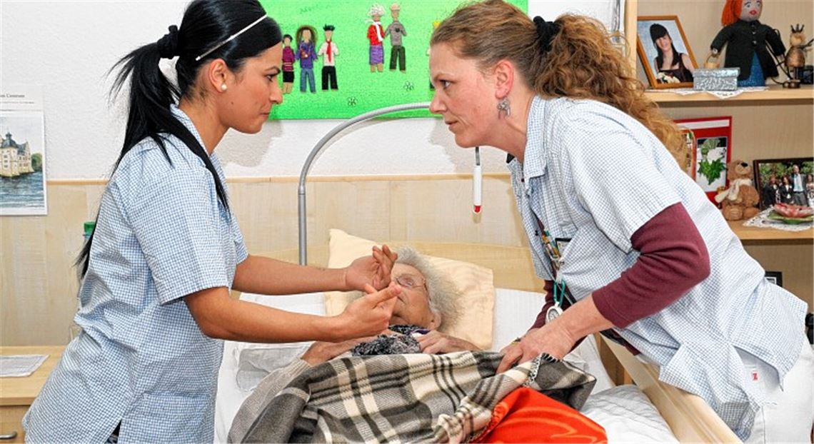 Nasibe Akyel (li.) und Sandra Pflüger lieben ihren anspruchsvollen Beruf in der Altenpflege, in der künftig noch mehr Personal benötigt wird. Foto: Goertz