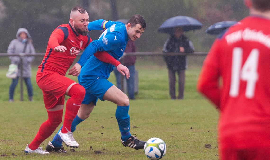 Nasser Kampf: Ötisheim (in Rot) gegen Knittlingen. Foto: Fotomoment