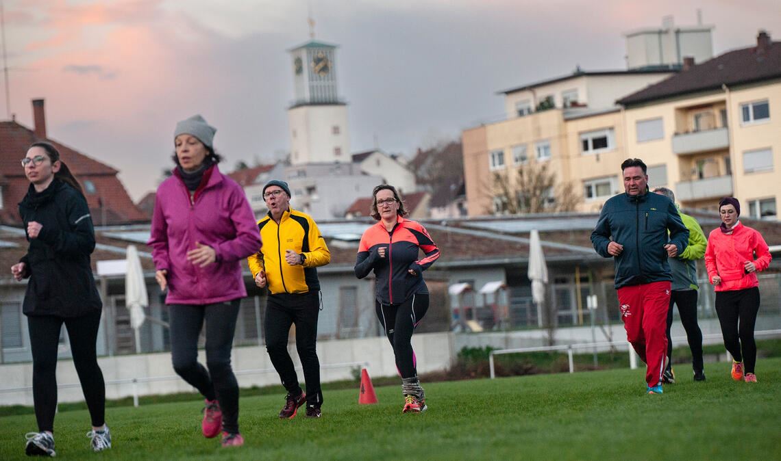 Nasskaltes Wetter hält die Teilnehmer von Laufend fit nicht vom Training ab. Foto: Fotomoment
