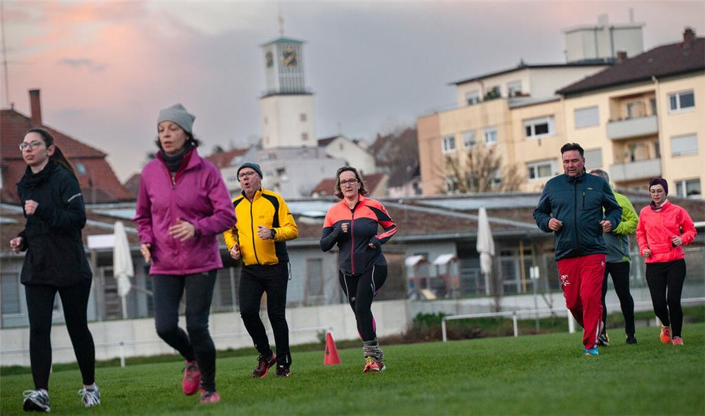 Nasskaltes Wetter hält die Teilnehmer von Laufend fit nicht vom Training ab. Foto: Fotomoment