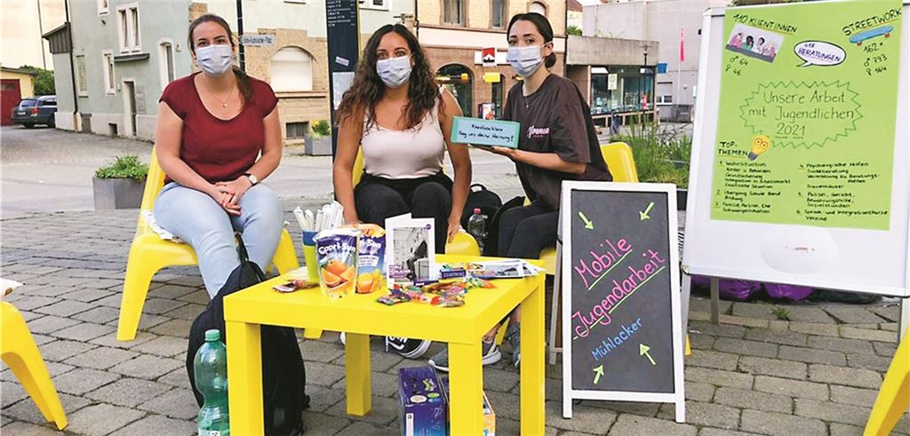 Natalie Bastian (v.li.), Clarissa Kraft und Anke Nowak von der mobilen Jugendarbeit in Mühlacker. Sie haben ihre Arbeit aus aktuellem Anlass von Jugendlichen und jungen Erwachsenen bewerten lassen und deren Bedarf ermittelt. Ein Teil der Jugendlichen fühle sich in Mühlacker derzeit nicht gewollt und weiche nach Pforzheim oder Stuttgart aus. Foto: privat